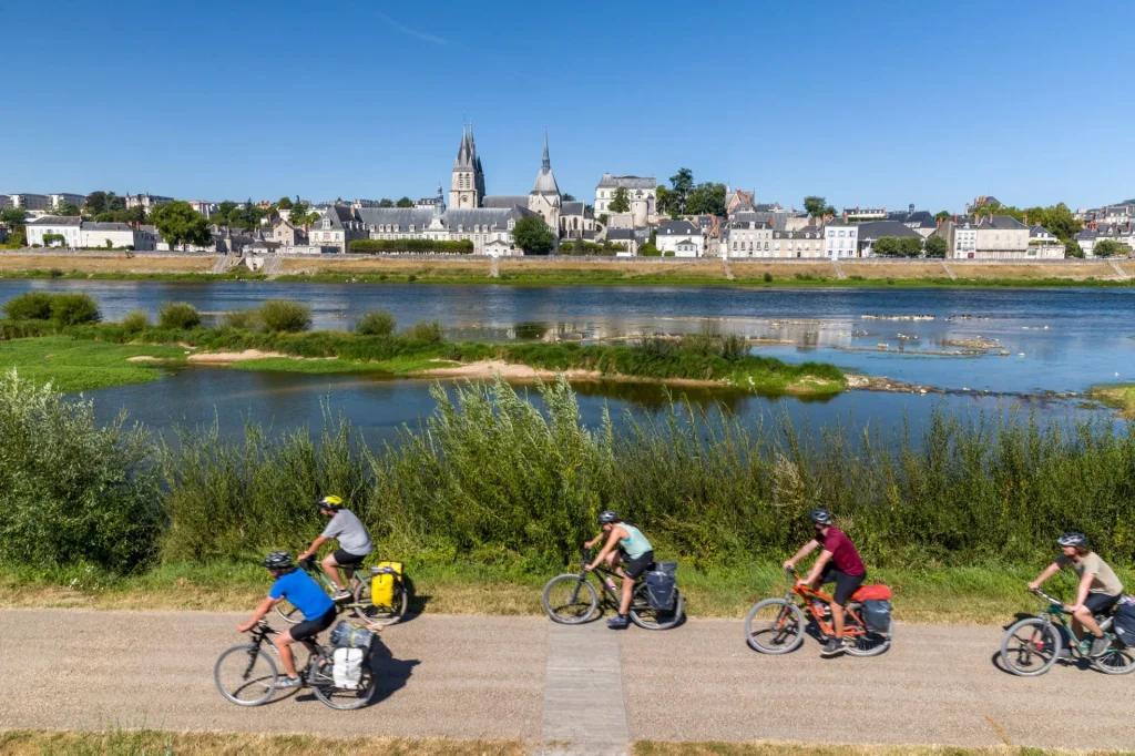 Cyclotouristes sur les routes de Blois