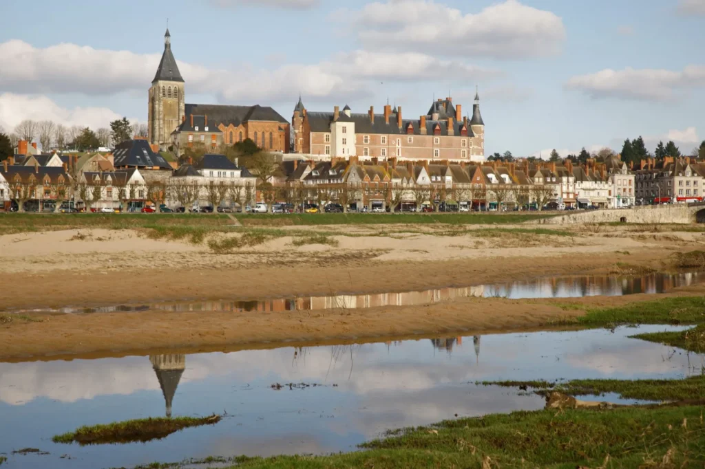 Vue depuis la Loire sur le château de Gien