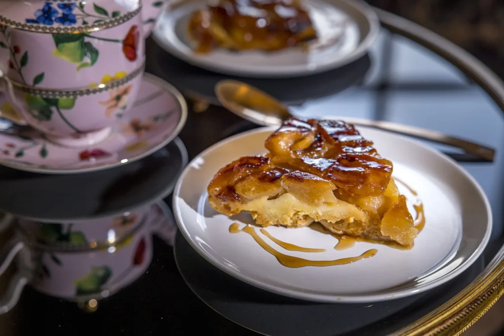 Part de tarte Tatin dans une assiette, à la Maison Tatin