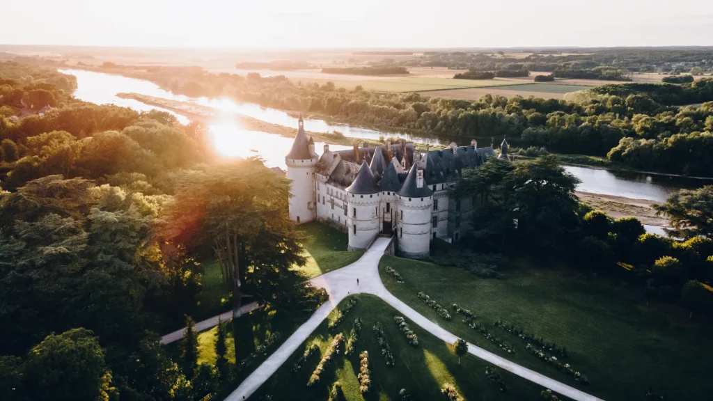 Le château de Chaumont-sur-Loire et la Loire au coucher du soleil