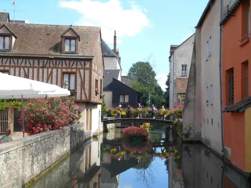 Montargis vue sur le canal entre les maisons