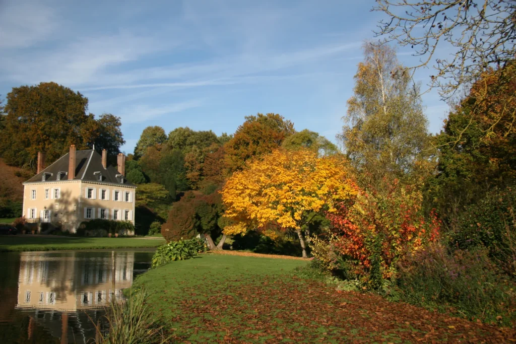 Le jardin de Plessis-Sasnières à l'automne : reflet de la maison sur le plan d'eau