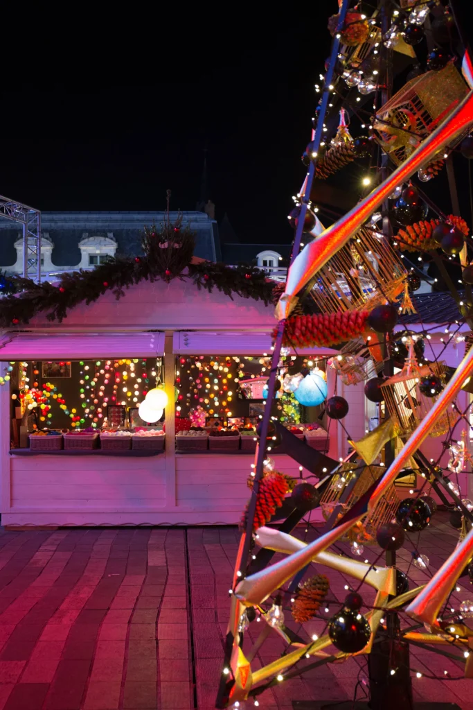 Chalet et sapin illuminés sur le marché de Noël d'Orléans