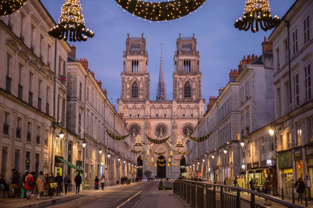 Vue sur la cathédrale Sainte-Croix avec la rue Jeanne d'Arc illuminée à Orléans