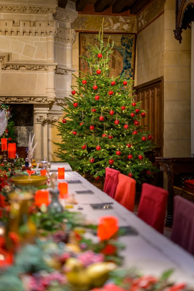 Table décorée au couleurs de Noël au château de Langeais