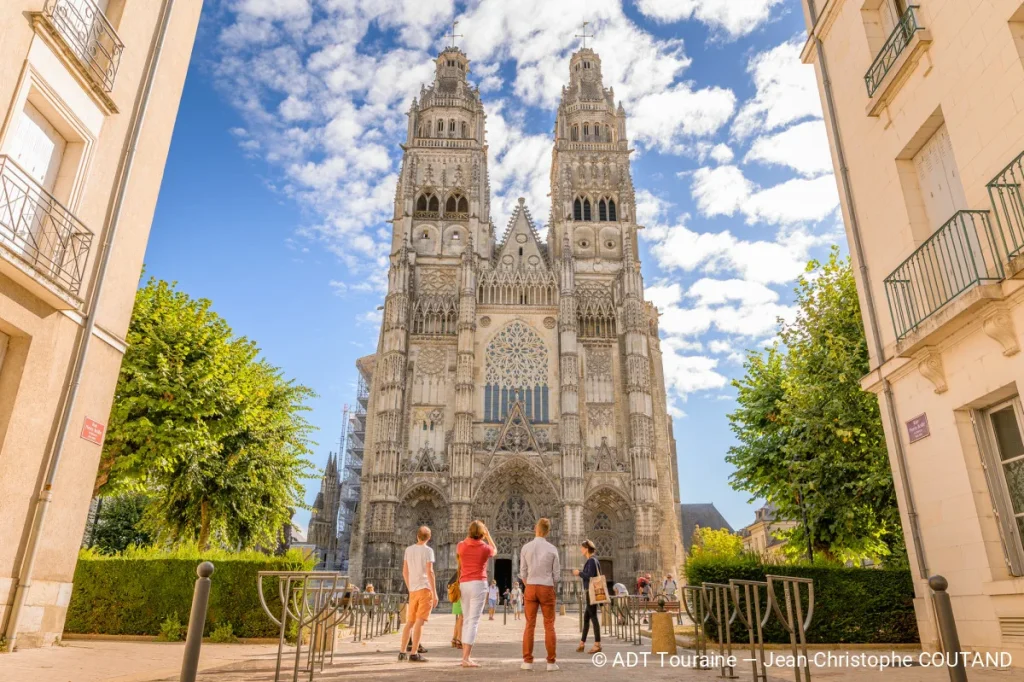 Personnes devant la cathédrale Saint-Gatien de Tours