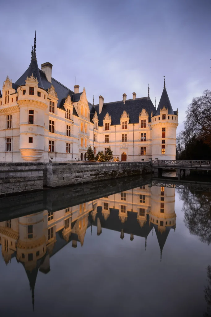 La façade du château d'Azay-le-Rideau avec des sapins illuminés pour Noël