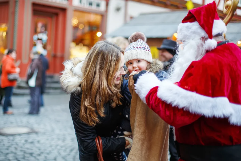 Petite fille qui rencontre le Père Noël