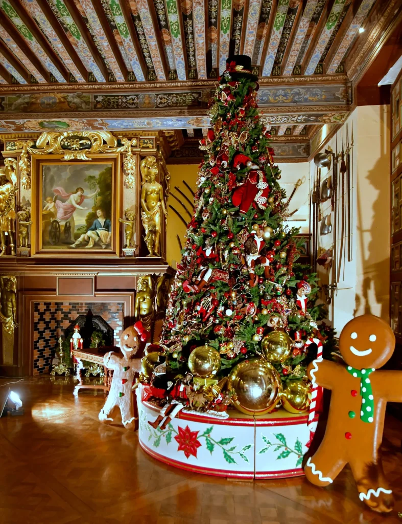 Sapin de Noël décoré dans une pièce du château de Cheverny