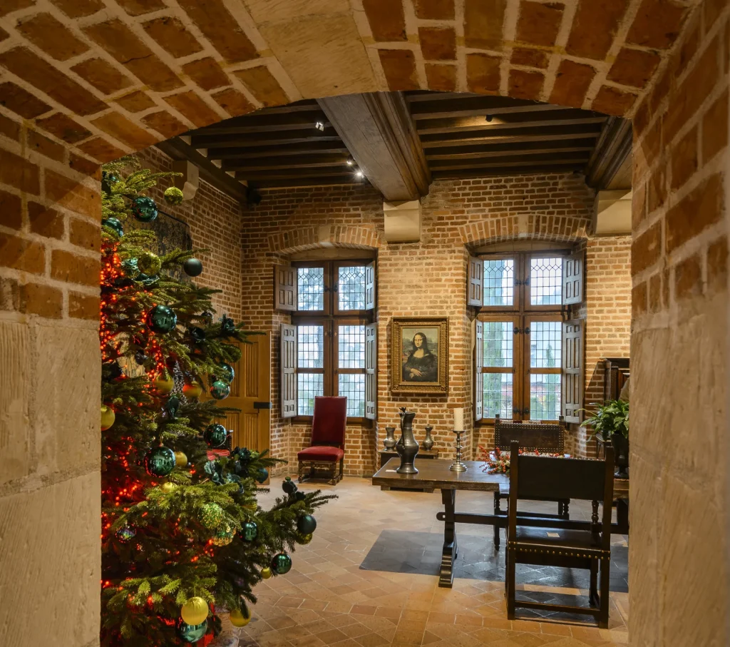 Décorations et sapin de Noël dans une pièce du château du Clos Lucé