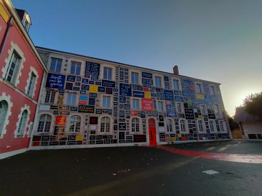 Façade extérieure de la Fondation du Doute à Blois