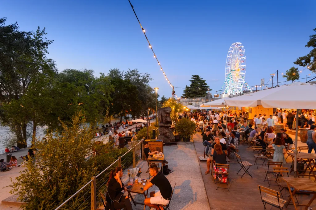 Guinguette de Tours en soirée avec la grande roue illuminée