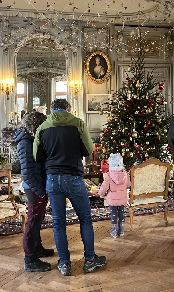 Famille devant un sapin décoré pour Noël au château de La Bussière