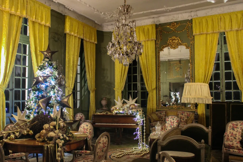 Salon décoré pour Noël au château de Bouges