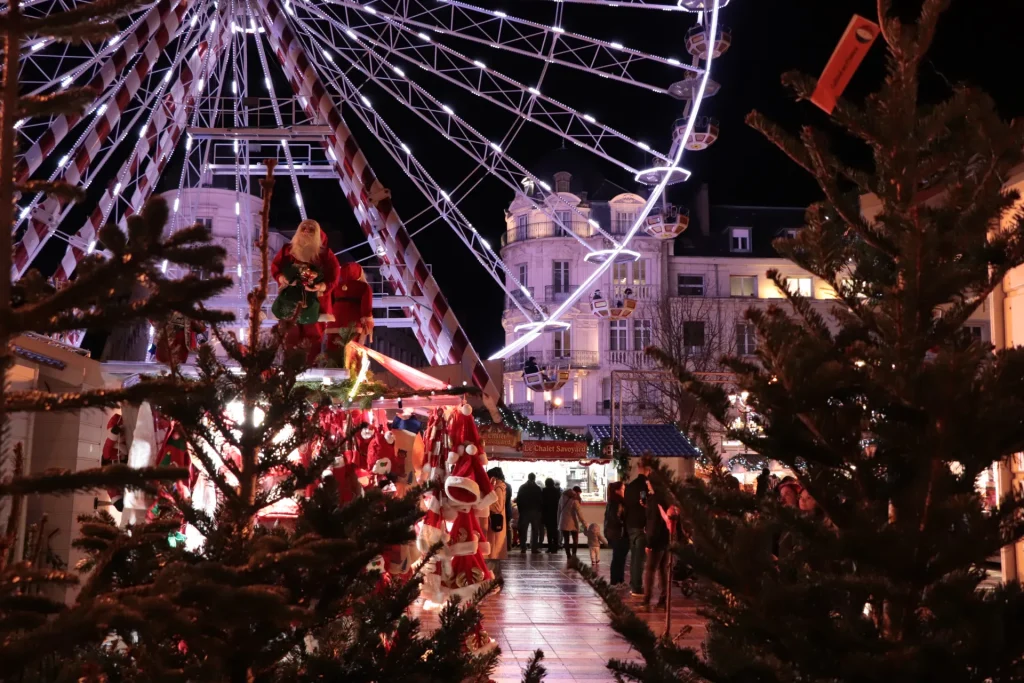 Grande roue et chalets illuminés sur le marché de Noël d'Orléans