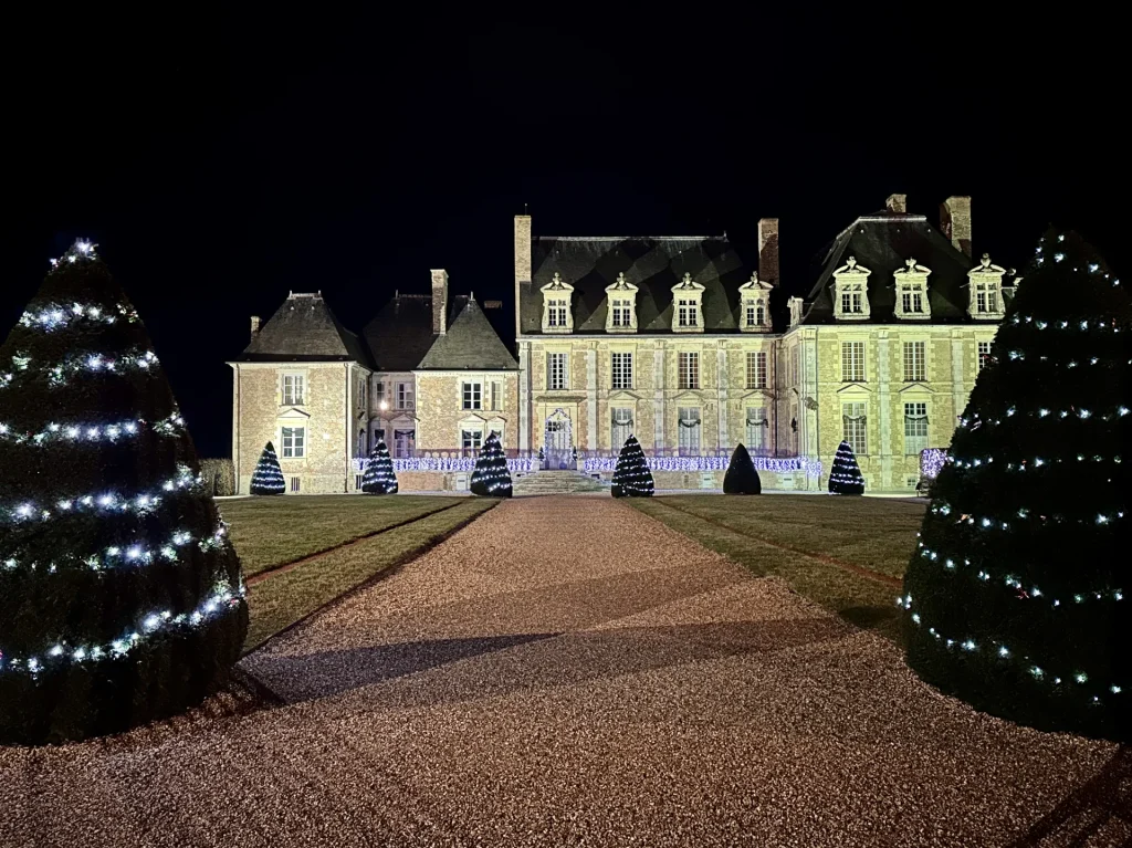 Façade du château de La Ferté Saint-Aubin et sapins illuminés pour Noël