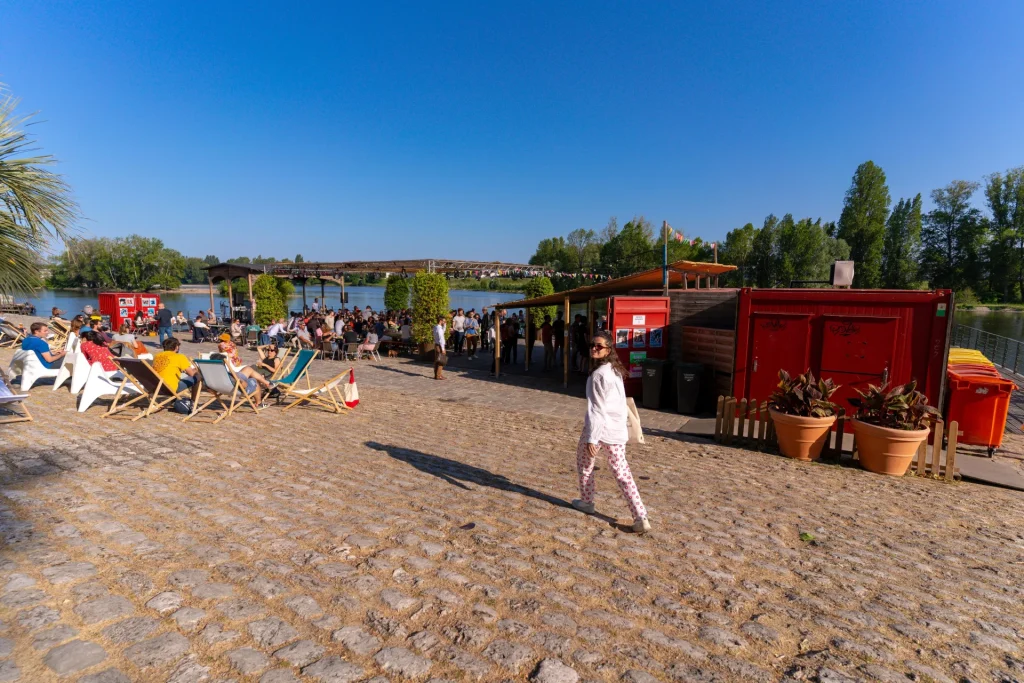 Personnes en terrasses à la guinguette Le Ponton à Orléans