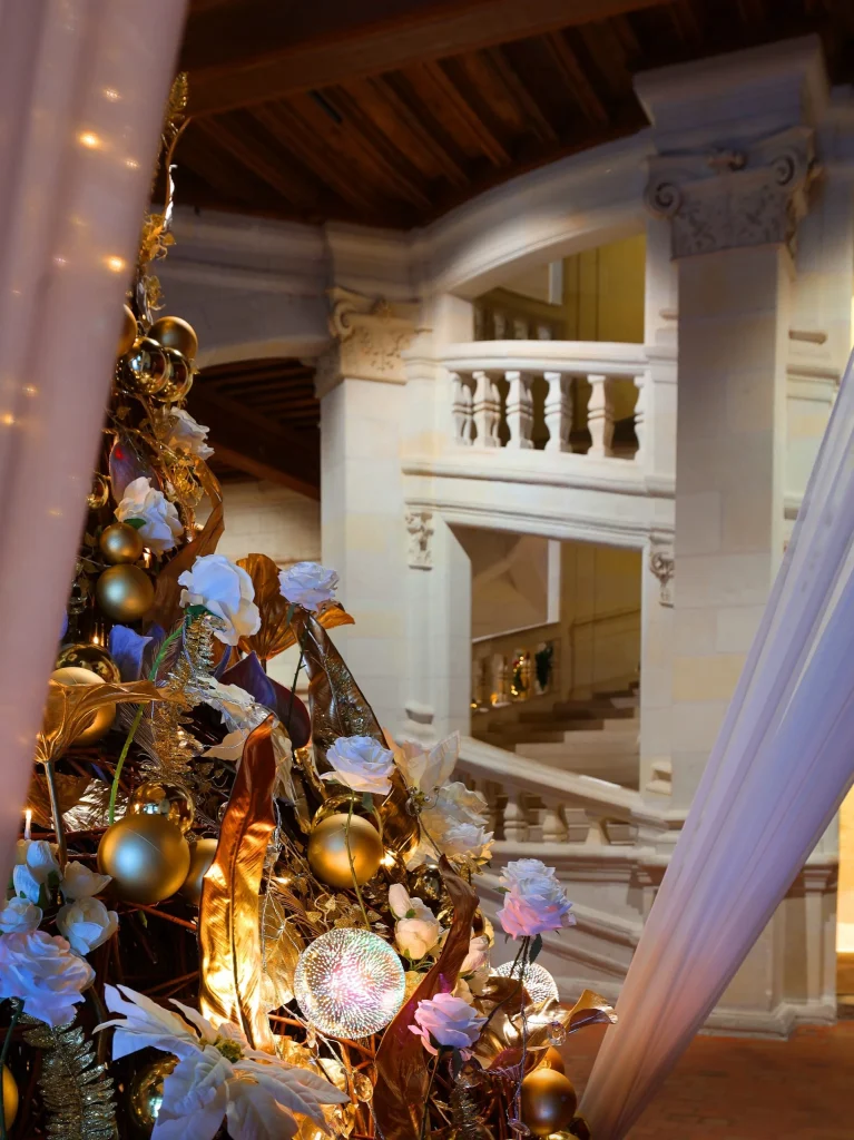 Escalier du château de Chambord et décorations de Noël