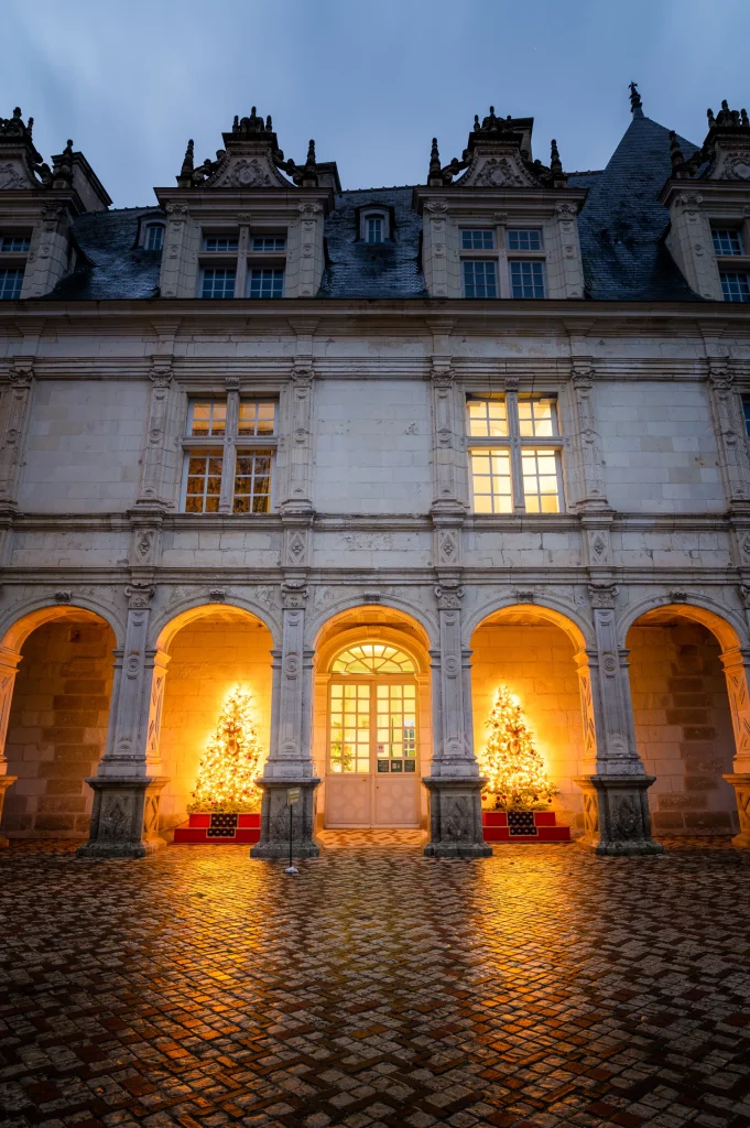 Sapins illuminés à Noël devant la façade du château de Villandry