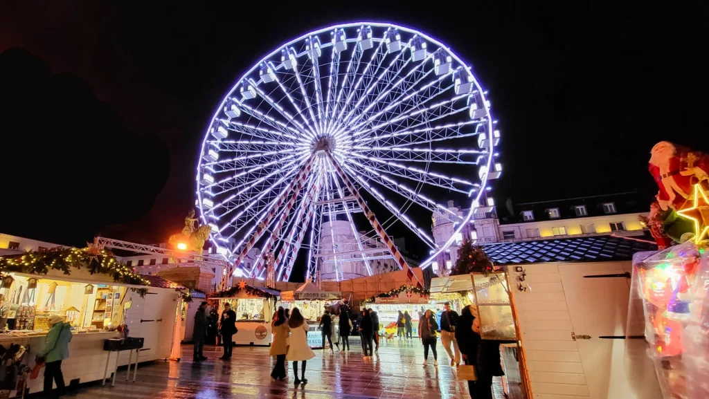 la grande roue sur la place le soir à Orléans