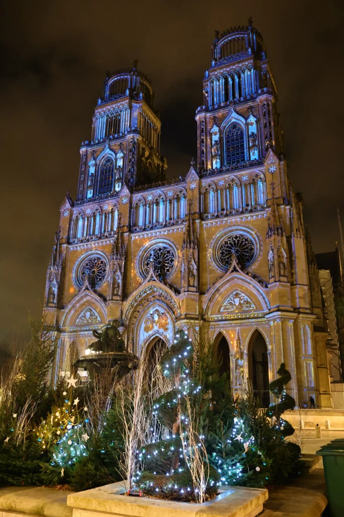 Spectacle nocturne sur la cathédrale Sainte-Croix d'Orléans