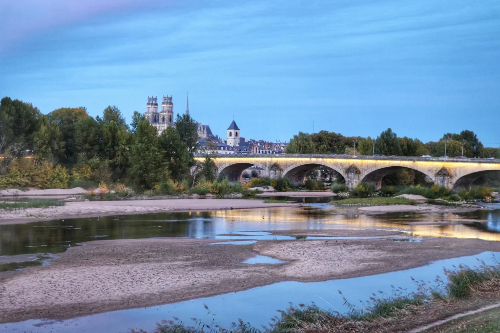 Vue sur Orléans et la cathédrale depuis la rive gauche de la Loire