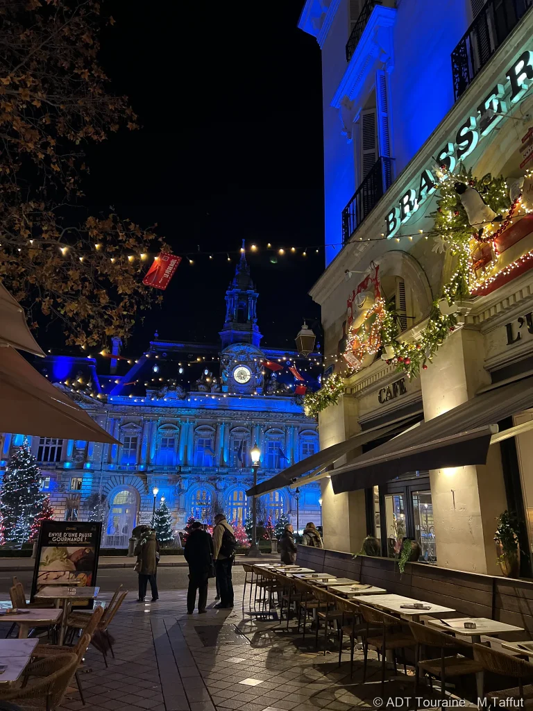 La Place Jean Jaurès à Tours illuminée pour Noël