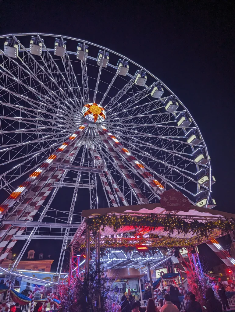 Grande roue illuminée sur le marché de Noël d'Orléans