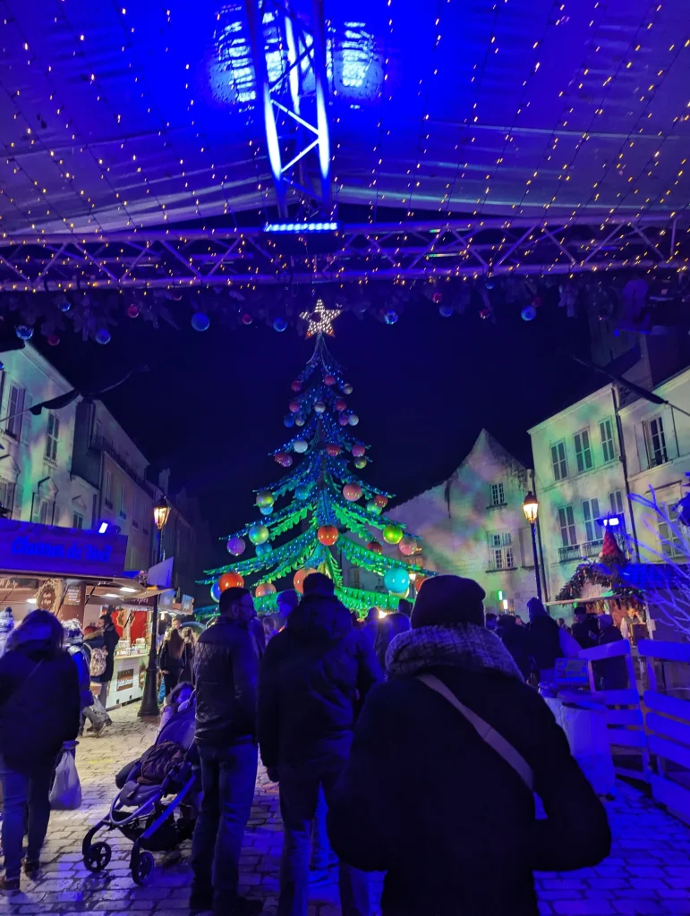 Manège enfants illuminé sur le marché de Noël d'Orléans