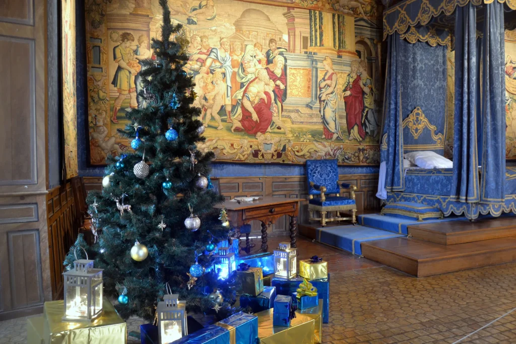 Chambre décorée pour Noël au château de Sully-sur-Loire