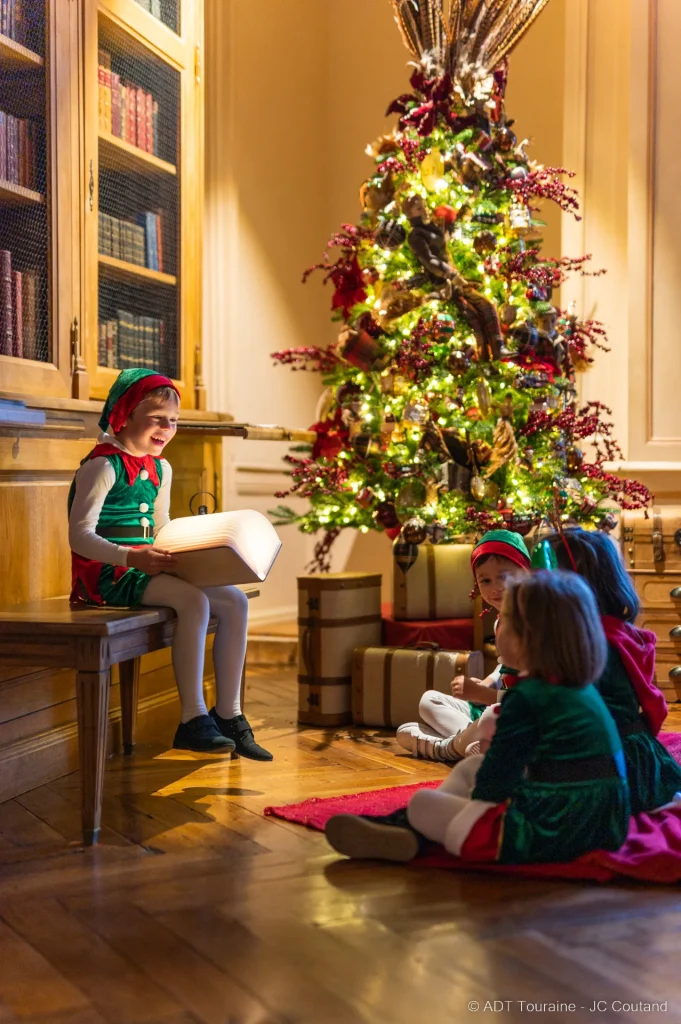 Enfants devant un sapin de Noël au château de Villandry