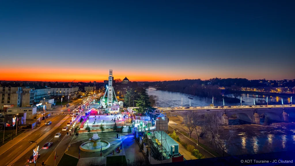 La grande roue de Tours illuminée et les bords de Loire