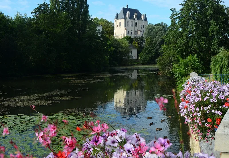 Vue sur le château depuis les bords de l'eau