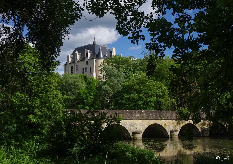 Vue sur le château et le pont