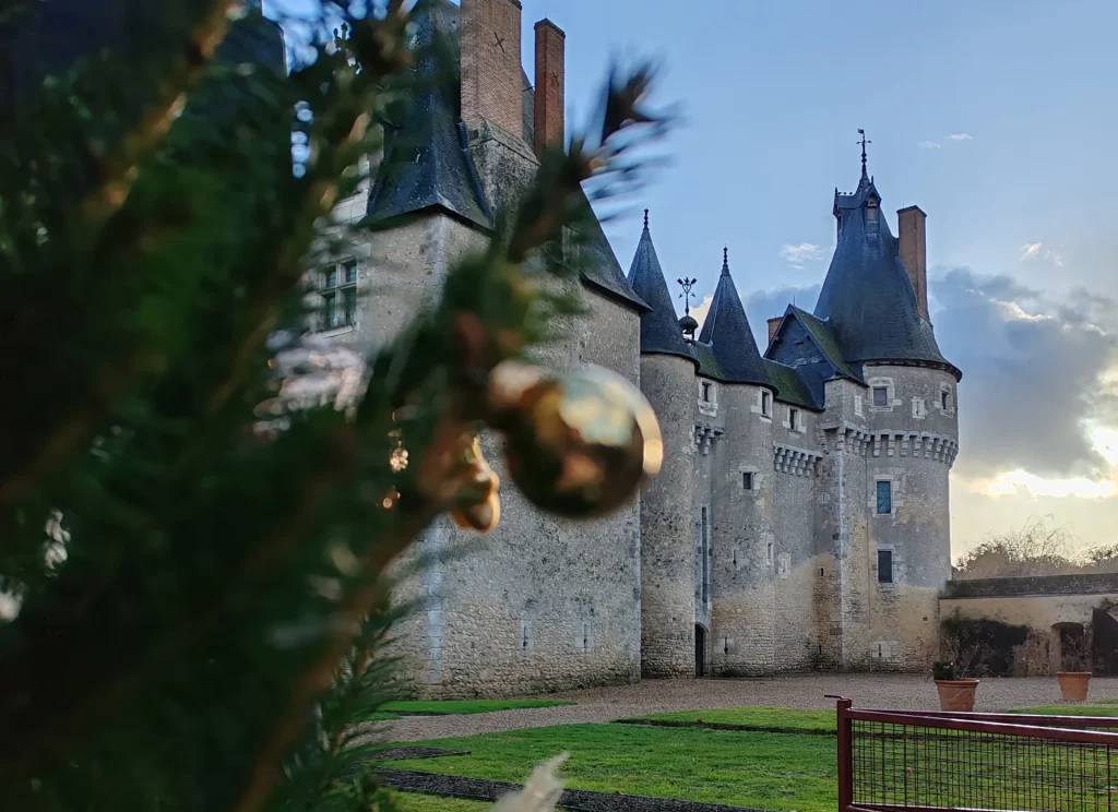 Vue extérieure du Château de Fougères-sur-Bièvre avec sapin de Noël au premier plan