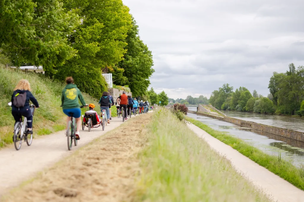 cyclistes le long du canal