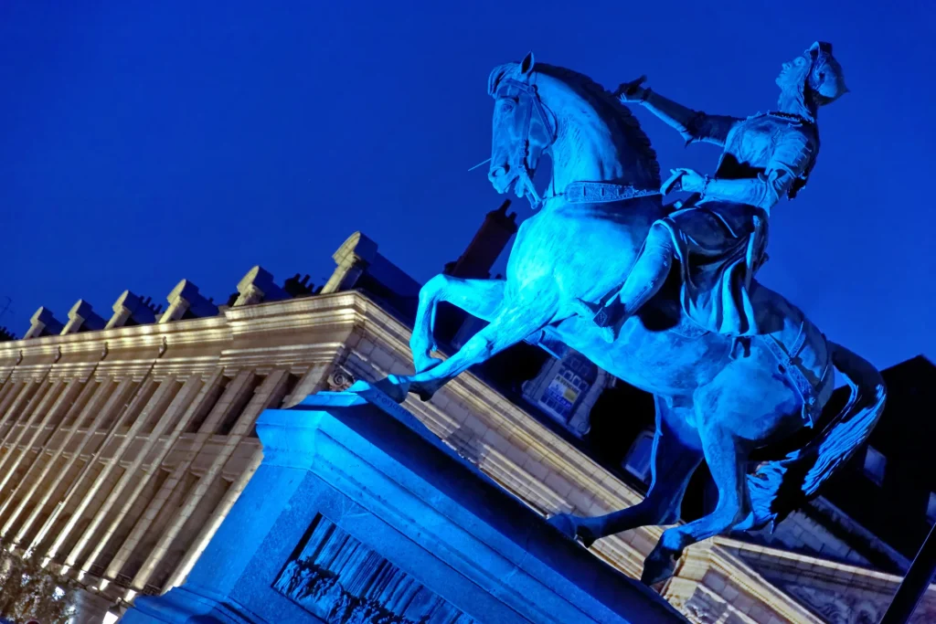 Place du Martroi à Orléans - Statue équestre de Jeanne d'Arc le soir