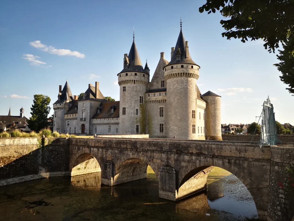 Château de Sully-sur-Loire et grille d'entrée