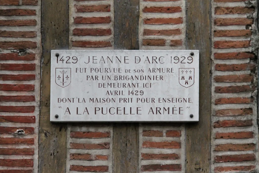 Tours - plaque Jeanne d'Arc sur la maison où elle reçu son armure