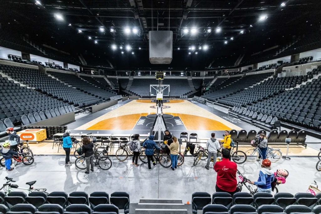 Vélos dans la salle de sport