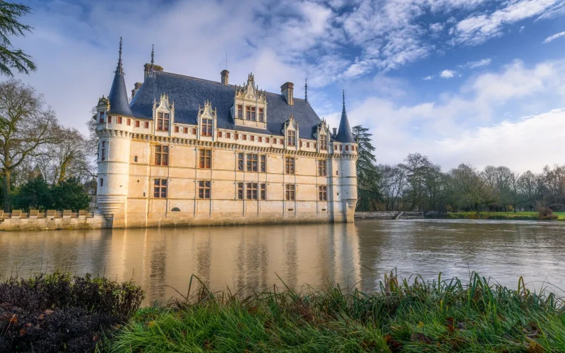 Le chateau d'Azay-le-Rideau qui se reflète dans l'eau