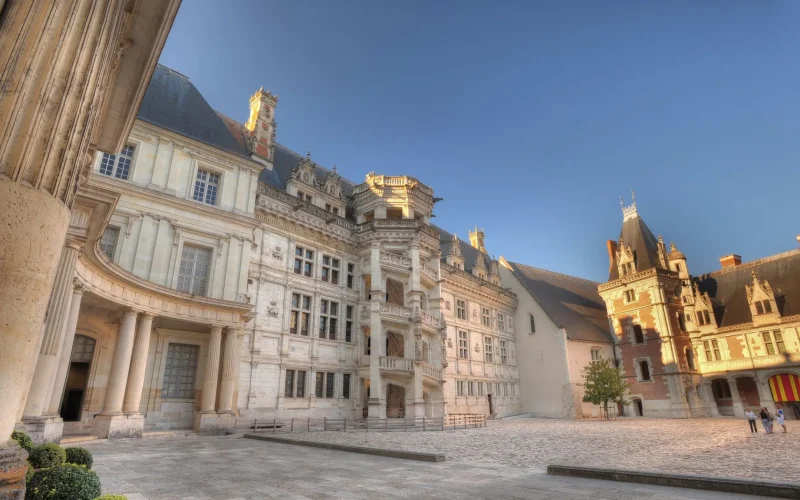 Cour intérieure et l'escalier au Chateau royal de Blois