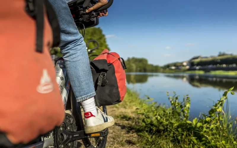 Pied d'un cycliste au bord de Loire