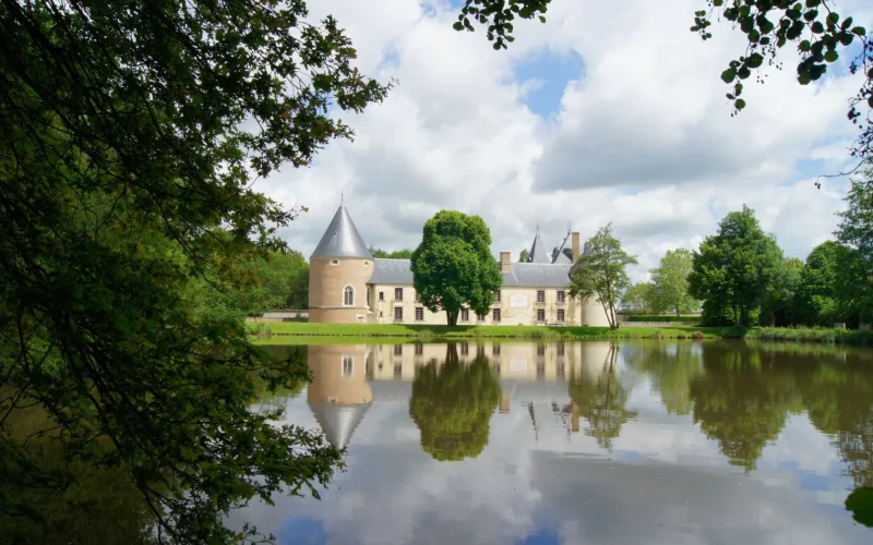 Le chateau de Chamerolles avec le plan d'eau au premier plan