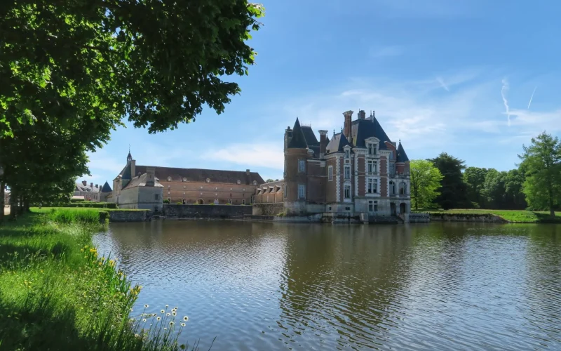 Le chateau se reflète dans l'eau