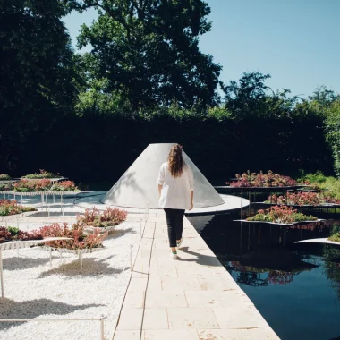 Femme de dos se baladant au Festival International des Jardins de Chaumont-sur-Loire