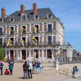 Têtes de dragons qui sortent des fenêtres de la Maison de la Magie Robert Houdin