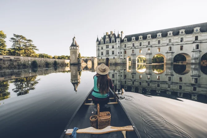 femme canoe devant château de Chenonceau