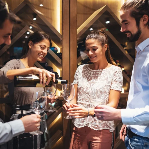 Personnes dégustant du vin dans une cave