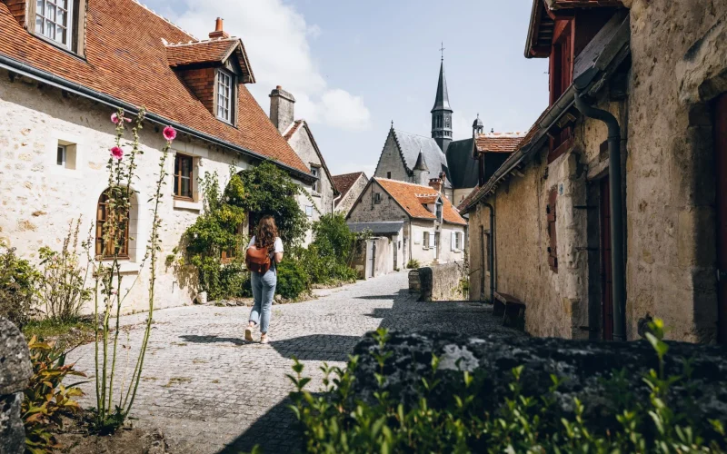 Femme qui se balade dans le village de Montrésor